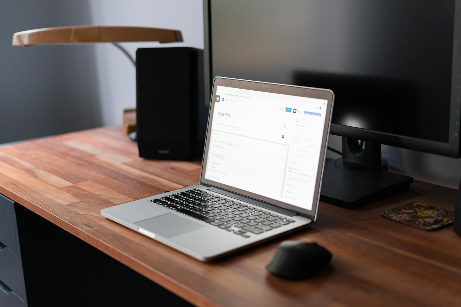 Notebook sobre un escritorio de madera con el editor de WordPress abierto en pantalla